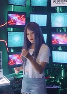 透明药丸之女大学生