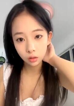 温柔贤惠的18岁美少女,红边长筒黑丝