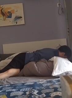 学生妹第一次开房被男友叫的好大声