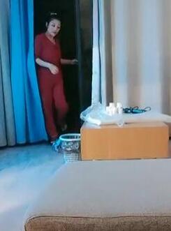 同城秋霞视频_四月十号红色长裤少妇