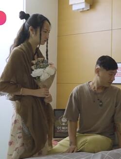 果冻传媒91YCM-080温柔御姐帮兄弟破处