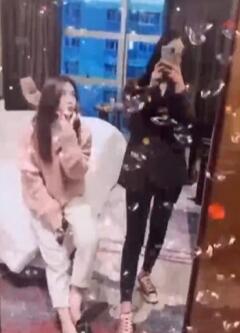 撸铁健美名媛与私教3P自拍流出