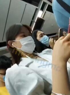 广州地铁白连衣裙,露腰妹子被这群屌丝强势顶了