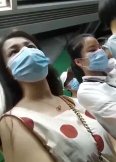 地铁站,女人开始很抗拒,到最后慢慢就不再抗拒了