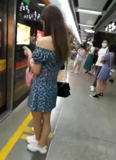 广州地铁站没有那么用力顶进去女的应该有感觉了