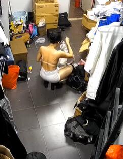 监控流出演员后台男女一起换衣服