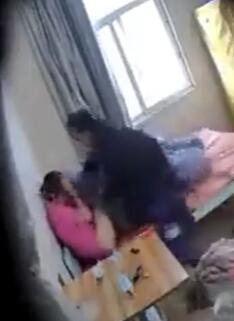 妻子带野男人回家被老公回来现场捉奸