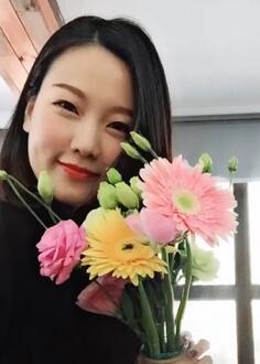 美腿护士妹子被情人偷拍上下齐开