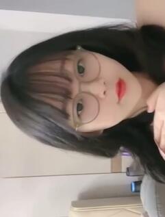 甜美眼镜美少女桃子