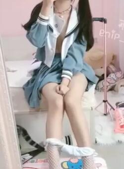 脱掉校服露出让你看看那么嫩