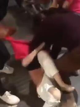 暴力抓小三!当街扒光下小三衣服一顿毒打