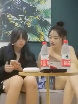 今晚再约两个漂亮妹子双飞