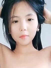 小美女全程露脸衣服都没脱完就直接坐在小哥身上